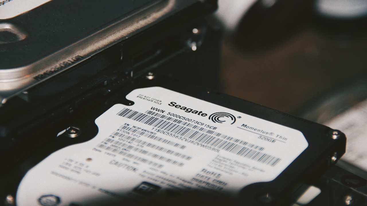 How to install a hard drive (HDD) in a desktop PC