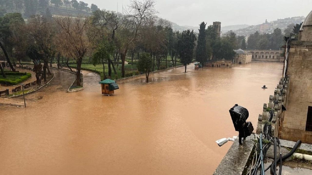 Turkey's earthquake-stricken provinces hit by devastating floods, leaving 14 dead