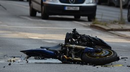Terrifying motorcycle accident leaves couple shattered into nine parts - Shocking images inside!
