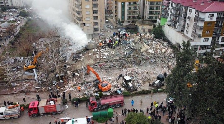 A footage of a little girl being saved under debris after Turkey's huge earthquake - Photo: 3