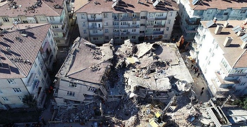 A footage of a little girl being saved under debris after Turkey's huge earthquake - Photo: 2