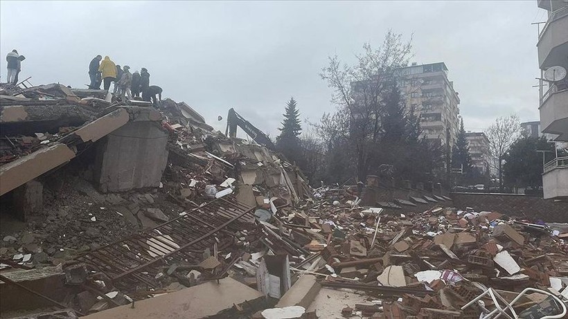 A footage of a little girl being saved under debris after Turkey's huge earthquake - Photo: 4