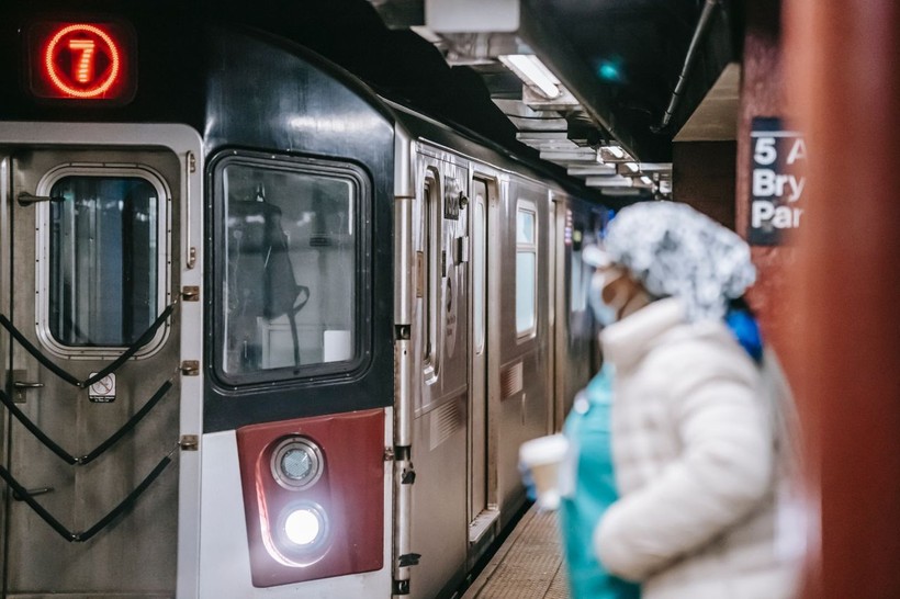 Woman shattered by train impact defies the odds and survives, shocking footage revealed - Photo: 1